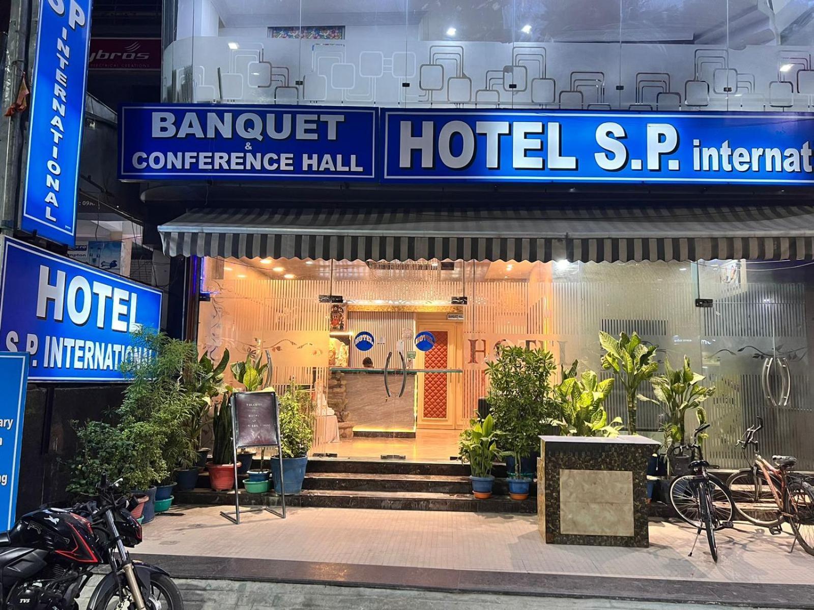 Hotel S P International A Unit Of Mavis Group Lucknow Buitenkant foto